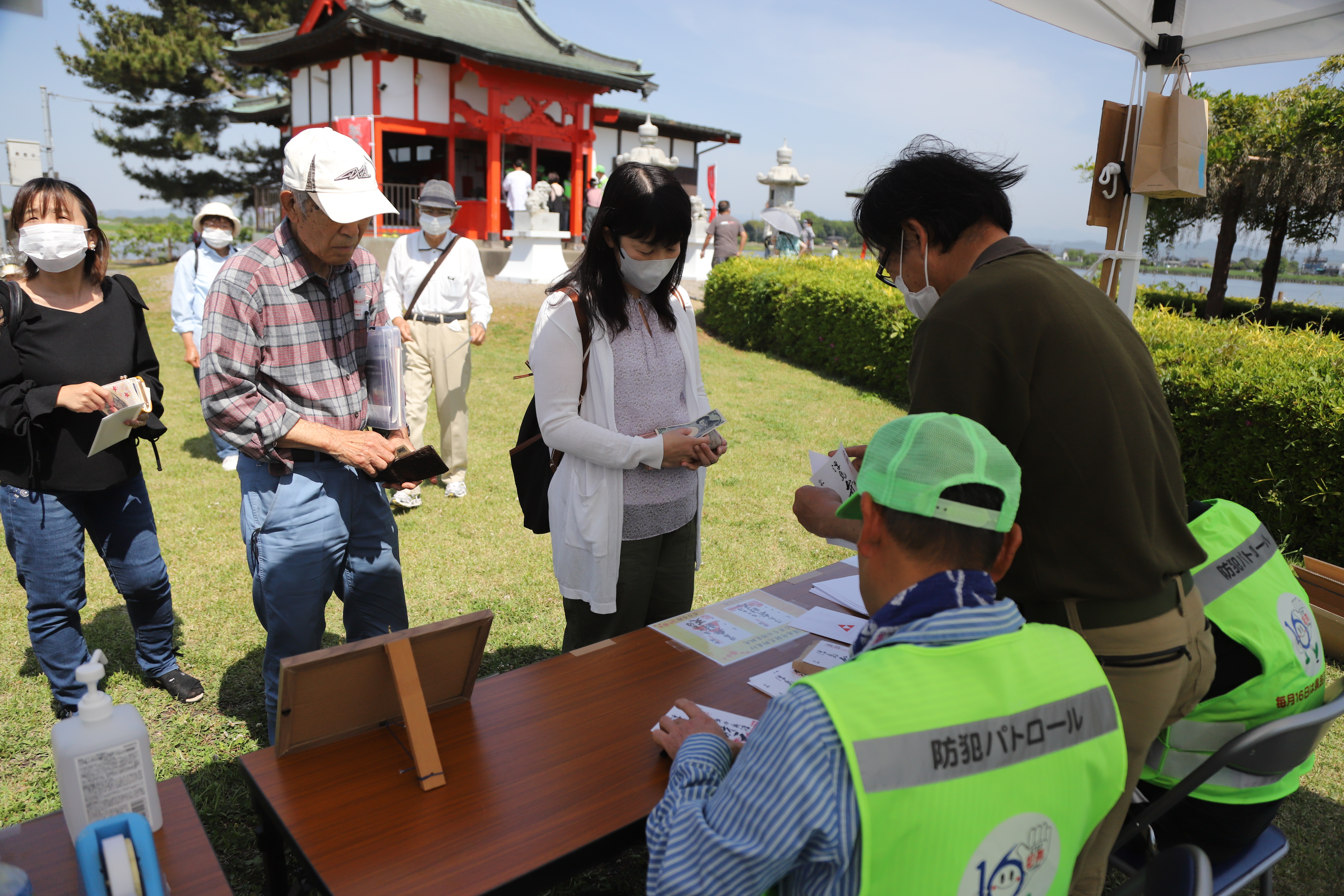 御朱印等の販売の様子