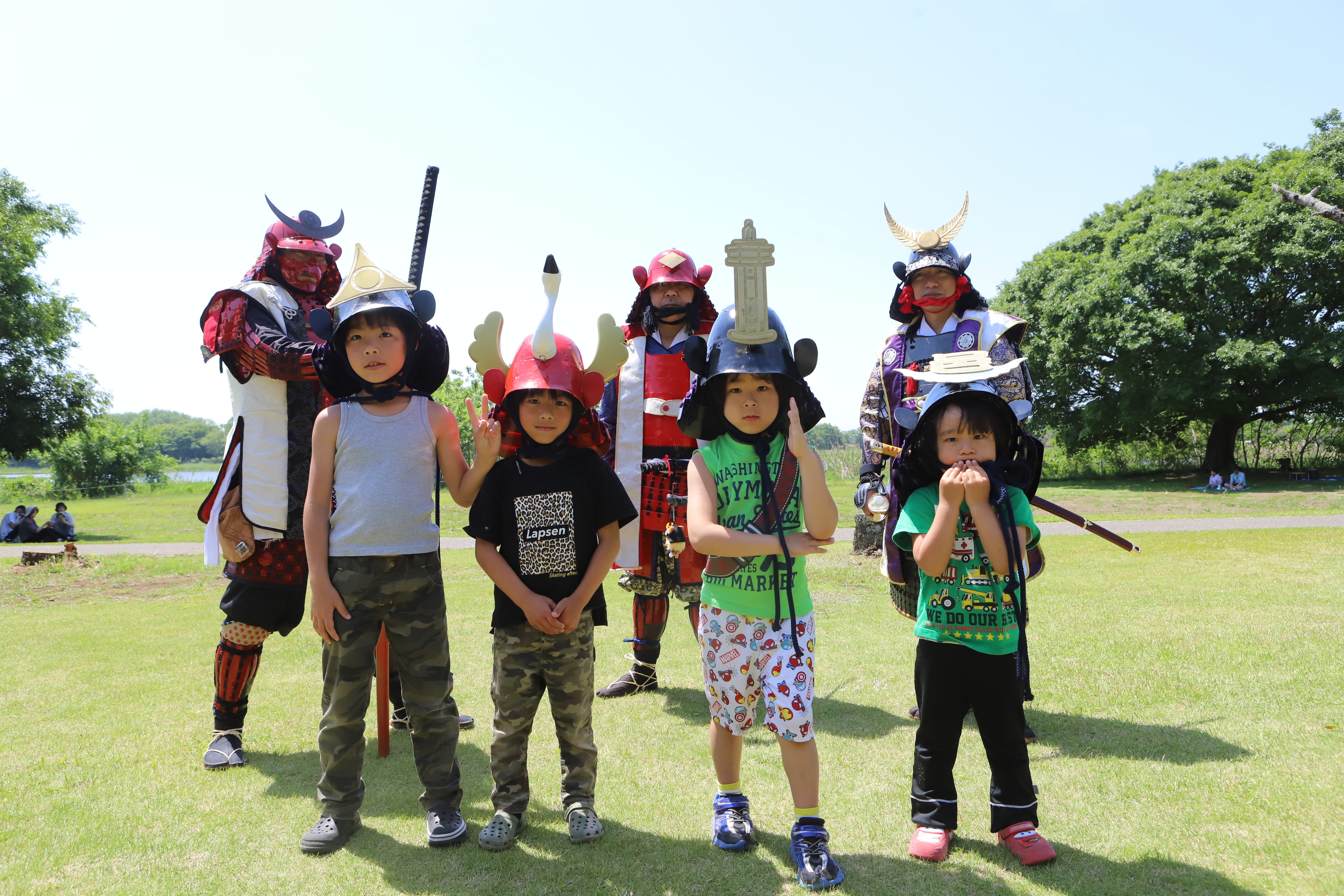 兜を着用し、甲冑武者と写真を撮る子どもの様子