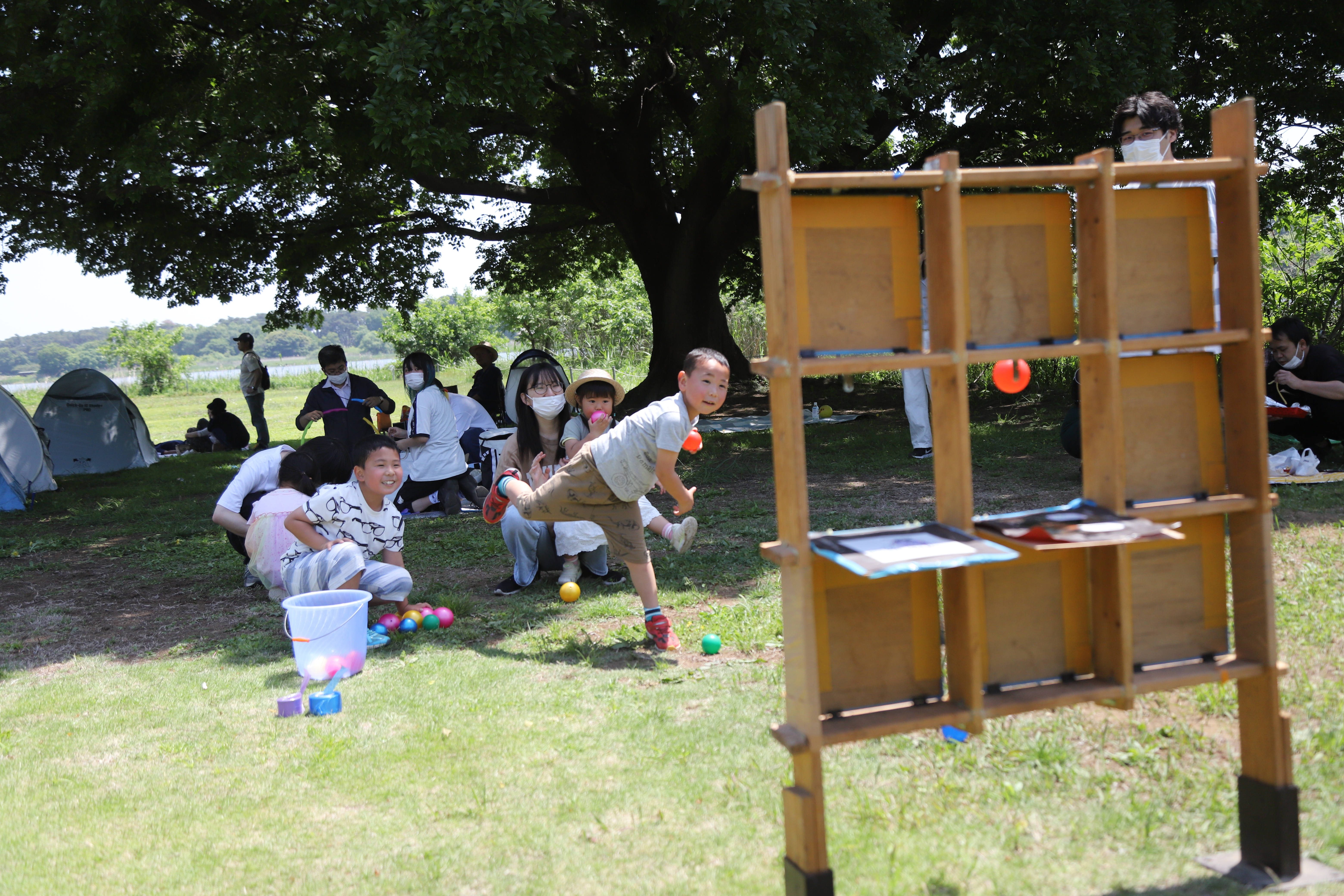ストラックアウトで遊ぶ子どもの様子