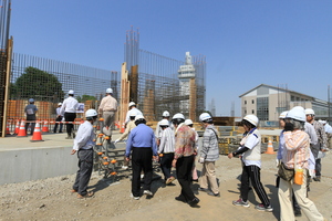 工事中の中央公民館（ホール部）に向う参加者の画像