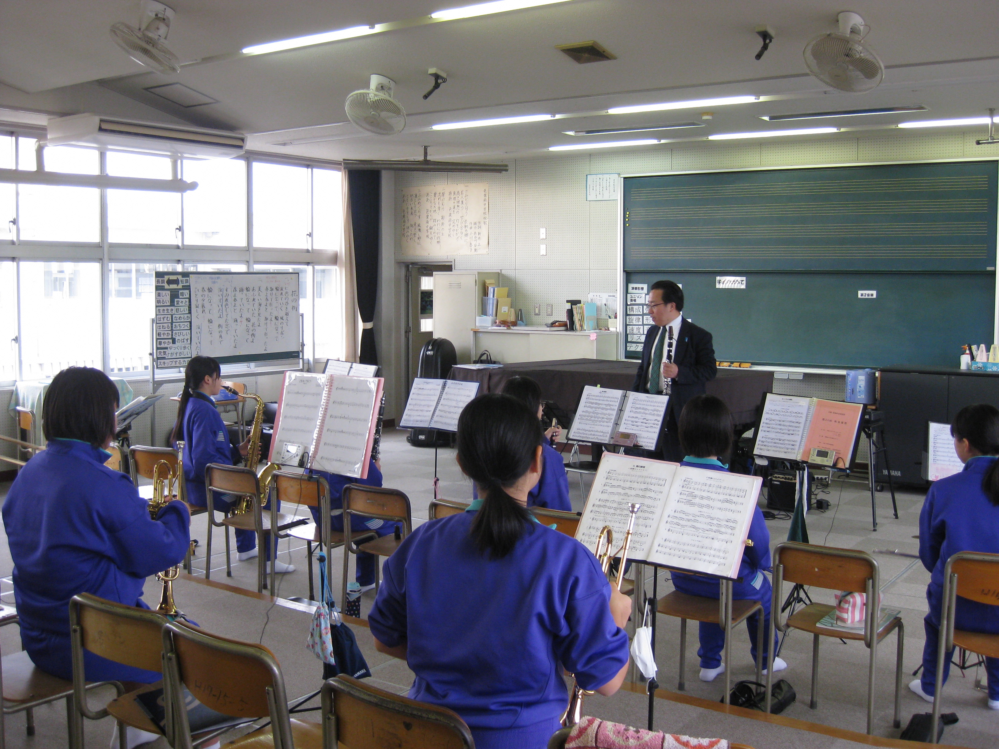 中学生が音楽の派遣授業を受けている様子